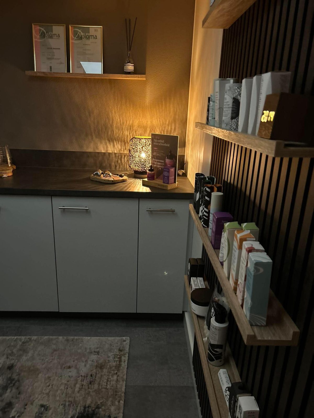 De toonbank en de productwand van Balance in warm avondlicht